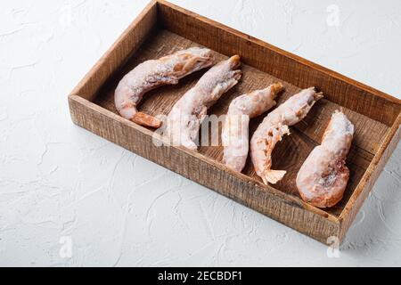Langoustines argentine Frozen Set, in Holzkiste, auf weißem Hintergrund, mit Copyspace und Platz für Text Stockfoto