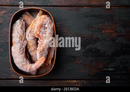 Langoustines argentinisches Frozen Set, in Holzkiste, auf altem dunklen Holztischhintergrund, Draufsicht flach liegend, mit Copyspace und Platz für Text Stockfoto