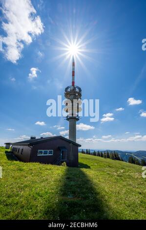 Der Turm Feldbergturm auf dem Feldberg, höchster Berg im Schwarzwald in Deutschland mit einem Sonnenstern Stockfoto