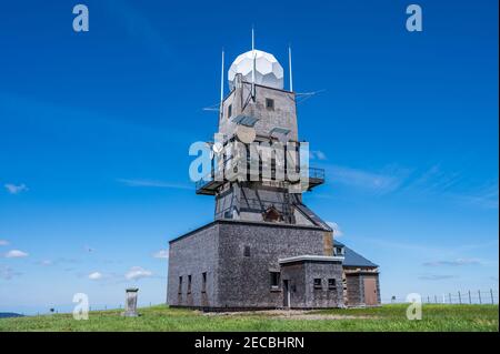 Eine Wetterstation auf dem Feldberg, dem höchsten Berg im Schwarzwald Deutschlands Stockfoto