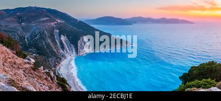 Kefalonia, Griechenland. Blick über den Strand von Myrtos bei Sonnenuntergang. Stockfoto