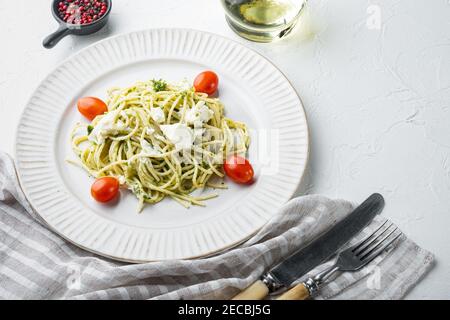 Zucchini rohe vegane Pasta mit Avocado Dip Sauce, Spinatblätter Set, auf Teller, auf weißem Hintergrund Stockfoto