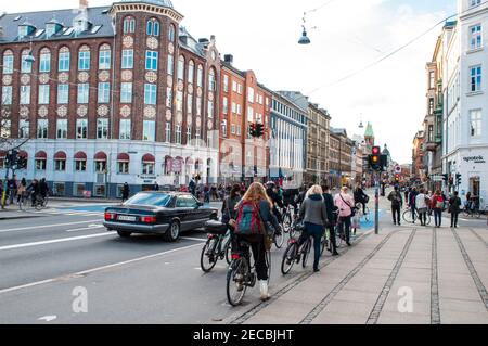 Kopenhagen Dänemark - September 19. 2013: Radfahrer auf einer Kreuzung in Kopenhagen Stockfoto