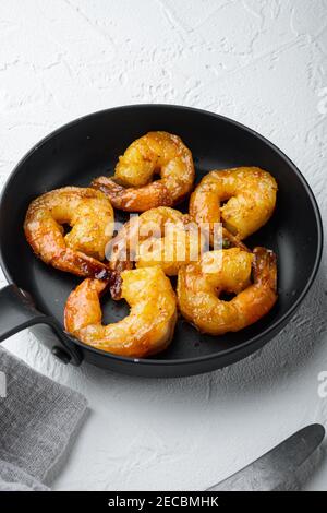 Leckere sautierte Garnelen mit cajun-Gewürz, Curry und Limettenset, auf Bratpfanne, auf weißem Hintergrund Stockfoto