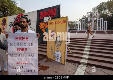 Dhaka, Bangladesch. Februar 2021, 13th. Eine Gruppe von studentischen Aktivisten veranstaltete einen Protest vor dem National Shaheed Minar in Bangladesch gegen den Digital Security Act. Während der Proteste inszenierten sie Straßenspiele und forderten alle auf, sich gegen Ungerechtigkeit auszusprechen und Stellung zu beziehen. (Foto von Md. Mir Hossen Roney/Pacific Press) Quelle: Pacific Press Media Production Corp./Alamy Live News Stockfoto