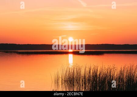 Sonnenuntergang Über Dem Lake River Horizon Bei Sonnenuntergang. Natürlicher Himmel In Warmen Farben Wasser. Sonnengewässer Stockfoto