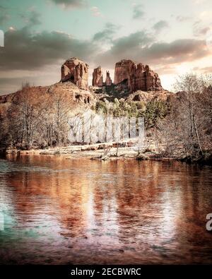 Cathedral Rock erhebt sich in der Skyline und spiegelt sich in Oak Creek in Sedona, Arizona. Stockfoto