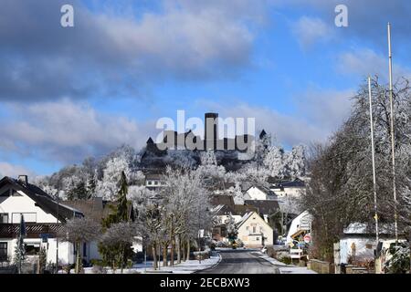 Dorf Nürburg im Schnee Stockfoto