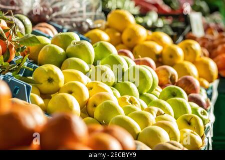 Bauernmarkt, verschiedene Bio-Früchte in Körben, erfrischend und bunt, Äpfel. Stockfoto