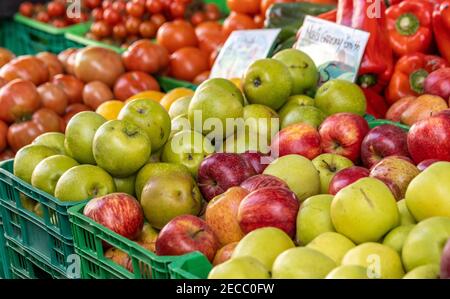 Bauernmarkt, rote und grüne Äpfel, frisch und bunt, in Körben ausgesetzt. Stockfoto
