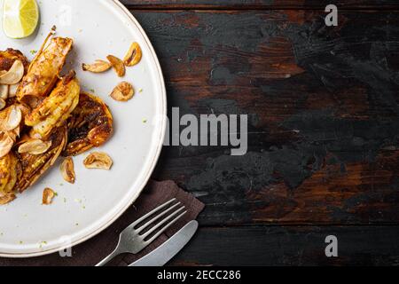 Große gegrillte BBQ Garnelen mit süßen Mango-Sauce und Curry-Set, auf Teller, auf alten dunklen Holztisch Hintergrund, Draufsicht flach legen, mit Copyspace und s Stockfoto