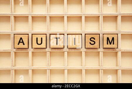 Wort Autismus aus Holzwürfeln. Konzept über Autismus-Spektrum-Störung ASD. Stockfoto