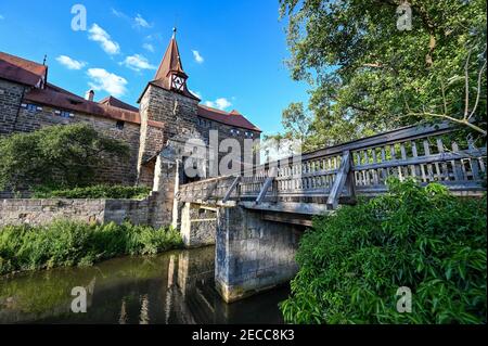 Eine Brücke zum Schloss Wenzel auf einer kleinen Insel Die Pegnitz in Lauf an der Pegnitz Stockfoto