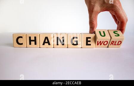 Ändern Sie Welt oder uns Symbol. Geschäftsmann dreht Holzwürfel und ändert Wörter "Welt ändern" zu "uns ändern". Schöner weißer Hintergrund, Kopierbereich. Bus Stockfoto