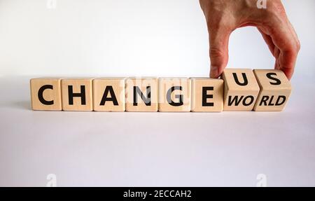 Ändern Sie Welt oder uns Symbol. Geschäftsmann dreht Holzwürfel und ändert Wörter "Welt ändern" zu "uns ändern". Schöner weißer Hintergrund, Kopierbereich. Bus Stockfoto