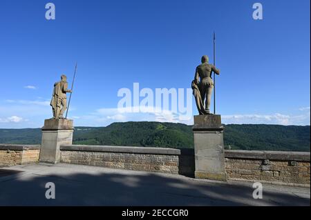 Blick auf den Hügel Zellerhorn von der Burg Hohenzollern mit zwei Statuen Stockfoto