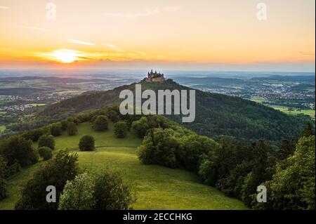 Schöne Aussicht auf die Burg Hohenzollern vom Zellernhorn während Sonnenuntergang Stockfoto