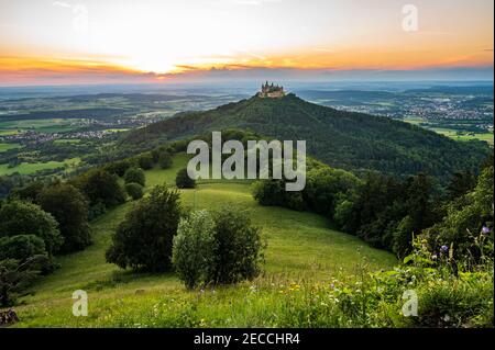 Schöne Aussicht auf die Burg Hohenzollern vom Zellernhorn während Sonnenuntergang Stockfoto