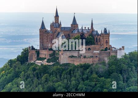 Schöne Aussicht auf die Burg Hohenzollern vom Zellernhorn während Nahaufnahme des Sonnenuntergangs Stockfoto