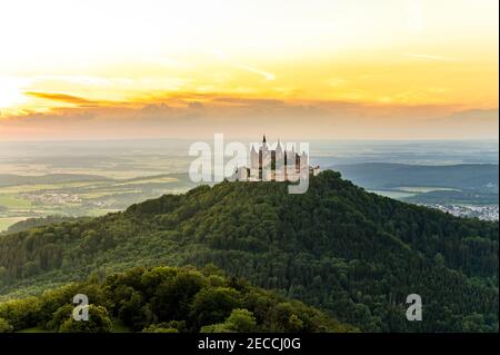 Schöne Aussicht auf die Burg Hohenzollern vom Zellernhorn während Sonnenuntergang Stockfoto