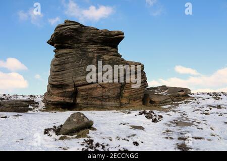 Gritstone Boulder genannt Mother Cap auf Hathersage Moor in Der Peak District National Park Stockfoto