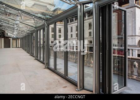 Inneneinrichtung des Restaurantbereichs vor dem Ausbauen. Sushi Samba Covent Garden, Covent Garden, Großbritannien. Architekt: Eric Parry Architects Ltd, 2018. Stockfoto