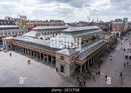 Weite Sicht auf den gesamten Marktkomplex von Nordosten, betont die Dachlandschaft. Sushi Samba Covent Garden, Covent Garden, Großbritannien. Architekt: Eric P Stockfoto