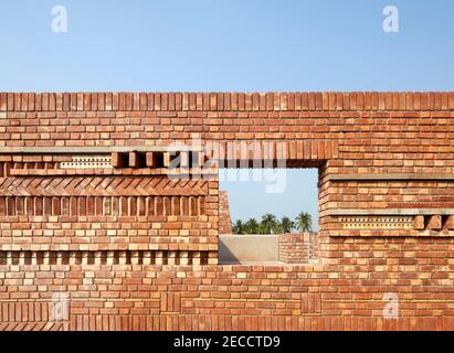 Ansicht von der oberen Außenfassade hinten. Das Gallery House, Bansberia, Indien. Architekt: Abin Design Studio, 2020. Stockfoto