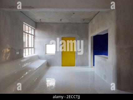 Gerahmte Aussicht auf den oberen Gemeinschaftsraum. Das Gallery House, Bansberia, Indien. Architekt: Abin Design Studio, 2020. Stockfoto