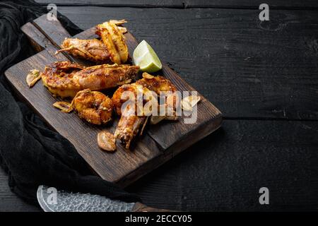 Große gegrillte BBQ Garnelen mit süßer Mango-Sauce und Curry-Set, auf Holzbrett, auf schwarzem Holztisch Hintergrund, mit Copyspace und Platz für Text Stockfoto