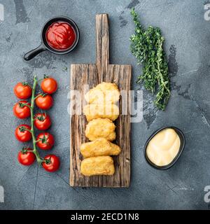 Hausgemachte Hühnchen Nuggets gebraten auf grauem Hintergrund, Draufsicht. Stockfoto