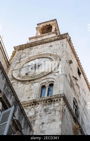 Glockenturm Blick auf die Kirche unserer Dame in alten Split Stadt in Kroatien Stockfoto