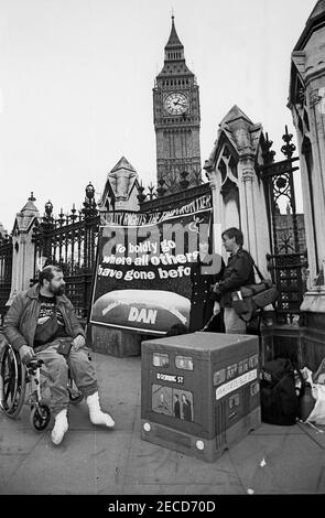 Rollstuhlfahrer von DAN (Disabled Action Network) protestieren vor dem Parlament als Teil einer Reihe von Protesten über den fehlenden Zugang von behinderten Personen zu öffentlichen Verkehrsmitteln, im Hinblick auf das Disability Discrimination Act, das im Parlament im Februar 1995 diskutiert wird Stockfoto