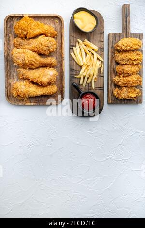 Hausgemachte knusprig gebratene Hühnerteile auf weißem Hintergrund, flach liegend, mit Kopierplatz. Stockfoto