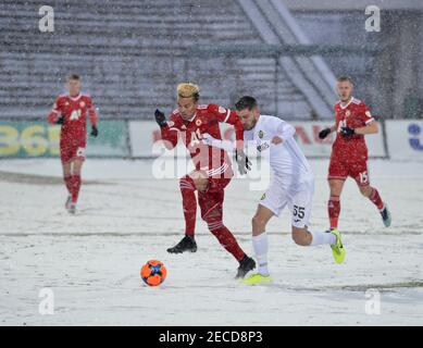 Sofia, Bulgarien - 13 2021. Feb: Penaranda und Hristov kämpfen während eines verschneiten Fußballspiels zwischen CSKA Sofia und Slavia um den Ball Stockfoto