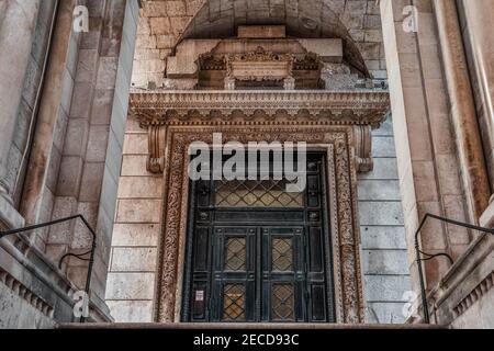 Split, Kroatien - 15. Aug 2020: Eingang der St. Domnius Kirche am Diokletianspalast in der Altstadt Stockfoto