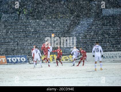 Sofia, Bulgarien - Feb 13 2021: Dichter Schneefall und harte Bedingungen für CSKA und Slavia Spieler auf Slavia staduim Stockfoto