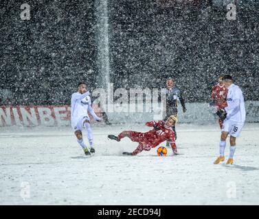 Sofia, Bulgarien - 13 2021. Feb: Penaranda fällt mit dem Ball auf dem verschneiten Boden während eines verschneiten Fußballspiels zwischen CSKA Sofia und Slavia Stockfoto