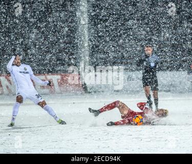 Sofia, Bulgarien - 13 2021. Feb: Penaranda fällt mit dem Ball auf dem verschneiten Boden während eines verschneiten Fußballspiels zwischen CSKA Sofia und Slavia Stockfoto