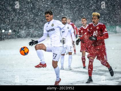 Sofia, Bulgarien - 13 2021. Feb: Vulchev spielt mit dem Ball, gefolgt von Penaranda während eines verschneiten Fußballspiels zwischen CSKA Sofia und Slavia Stockfoto