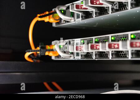 Server-Racks im Cloud-Rechenzentrum des Serverraums. Stockfoto