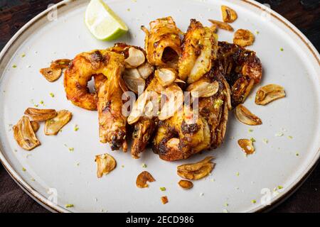 Große gegrillte BBQ Garnelen mit süßer Mango-Sauce und Curry-Set, auf dem Teller, auf alten dunklen Holztisch Hintergrund Stockfoto