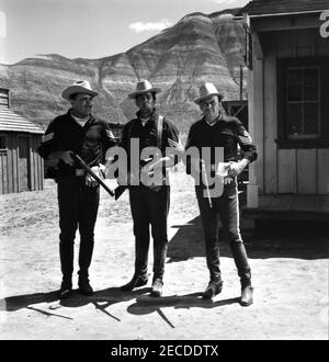 PETER LAWFORD DEAN MARTIN und FRANK SINATRA am Set Candid Gruppenportrait aufgenommen während Drehort der SERGEANTEN 3 / SERGEANT DREI 1962 Regisseur JOHN STURGES Essex Productions / Meadway-Claude Productions Company / United Artists Stockfoto