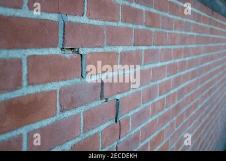 Riss in der Ziegelwand durch Absinken Stockfoto