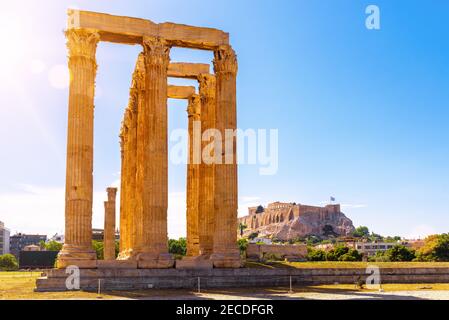 Zeus Tempel mit Blick auf Akropolis, Athen, Griechenland. Dies sind berühmte Wahrzeichen von Athen. Sonnige Aussicht auf antike griechische Ruinen, große Säulen der klassischen Stockfoto