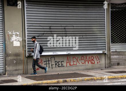 Caracas, Distrito Capital, Venezuela. Februar 2021, 13th. Verschiedene Graffiti in den Hauptstraßen von Caracas, fordern die Veröffentlichung von Alex Saab, mit dem Hashtag #Freealexsaab. Auch Plakate, die darauf hinweisen, dass er als Geisel für die Konfrontation mit der Blockade der Vereinigten Staaten von Amerika gegen Venezuela gehalten wird. Alex Nain Saab MorÃn ist ein kolumbianischer Rechtsanwalt libanesischer Abstammung mit venezolanischer und Antiguanischer Nationalität. Er ist seit dem 12. Juni 2020 auf Kap Verde aufgrund eines Auslieferungsertrages aus den Vereinigten Staaten wegen angeblicher Straftaten inhaftiert. (Bild: © Jimmy Villa Stockfoto