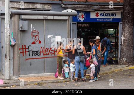 Caracas, Distrito Capital, Venezuela. Februar 2021, 13th. Verschiedene Graffiti in den Hauptstraßen von Caracas, fordern die Veröffentlichung von Alex Saab, mit dem Hashtag #Freealexsaab. Auch Plakate, die darauf hinweisen, dass er als Geisel für die Konfrontation mit der Blockade der Vereinigten Staaten von Amerika gegen Venezuela gehalten wird. Alex Nain Saab MorÃn ist ein kolumbianischer Rechtsanwalt libanesischer Abstammung mit venezolanischer und Antiguanischer Nationalität. Er ist seit dem 12. Juni 2020 auf Kap Verde aufgrund eines Auslieferungsertrages aus den Vereinigten Staaten wegen angeblicher Straftaten inhaftiert. (Bild: © Jimmy Villa Stockfoto