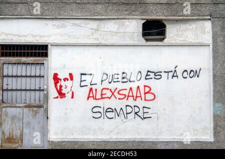 Caracas, Distrito Capital, Venezuela. Februar 2021, 13th. Verschiedene Graffiti in den Hauptstraßen von Caracas, fordern die Veröffentlichung von Alex Saab, mit dem Hashtag #Freealexsaab. Auch Plakate, die darauf hinweisen, dass er als Geisel für die Konfrontation mit der Blockade der Vereinigten Staaten von Amerika gegen Venezuela gehalten wird. Alex Nain Saab MorÃn ist ein kolumbianischer Rechtsanwalt libanesischer Abstammung mit venezolanischer und Antiguanischer Nationalität. Er ist seit dem 12. Juni 2020 auf Kap Verde aufgrund eines Auslieferungsertrages aus den Vereinigten Staaten wegen angeblicher Straftaten inhaftiert. (Bild: © Jimmy Villa Stockfoto