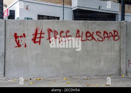 Caracas, Distrito Capital, Venezuela. Februar 2021, 13th. Verschiedene Graffiti in den Hauptstraßen von Caracas, fordern die Veröffentlichung von Alex Saab, mit dem Hashtag #Freealexsaab. Auch Plakate, die darauf hinweisen, dass er als Geisel für die Konfrontation mit der Blockade der Vereinigten Staaten von Amerika gegen Venezuela gehalten wird. Alex Nain Saab MorÃn ist ein kolumbianischer Rechtsanwalt libanesischer Abstammung mit venezolanischer und Antiguanischer Nationalität. Er ist seit dem 12. Juni 2020 auf Kap Verde aufgrund eines Auslieferungsertrages aus den Vereinigten Staaten wegen angeblicher Straftaten inhaftiert. (Bild: © Jimmy Villa Stockfoto