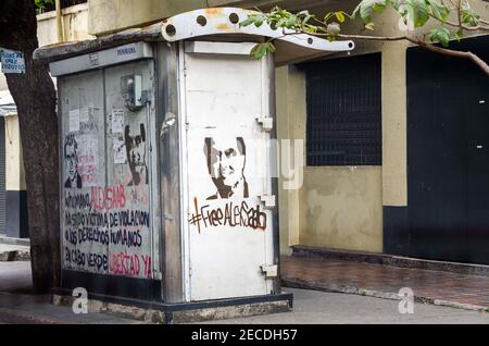 Caracas, Distrito Capital, Venezuela. Februar 2021, 13th. Verschiedene Graffiti in den Hauptstraßen von Caracas, fordern die Veröffentlichung von Alex Saab, mit dem Hashtag #Freealexsaab. Auch Plakate, die darauf hinweisen, dass er als Geisel für die Konfrontation mit der Blockade der Vereinigten Staaten von Amerika gegen Venezuela gehalten wird. Alex Nain Saab MorÃn ist ein kolumbianischer Rechtsanwalt libanesischer Abstammung mit venezolanischer und Antiguanischer Nationalität. Er ist seit dem 12. Juni 2020 auf Kap Verde aufgrund eines Auslieferungsertrages aus den Vereinigten Staaten wegen angeblicher Straftaten inhaftiert. (Bild: © Jimmy Villa Stockfoto